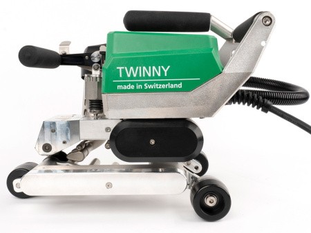 Сварочный автомат горячего воздуха TWINNY T5 сваривает полимерные мембраны толщиной от 0,3 до 2,5 мм Сварочный автомат горячего воздуха TWINNY T5 сваривает полимерные мембраны толщиной от 0,3 до 2,5 мм